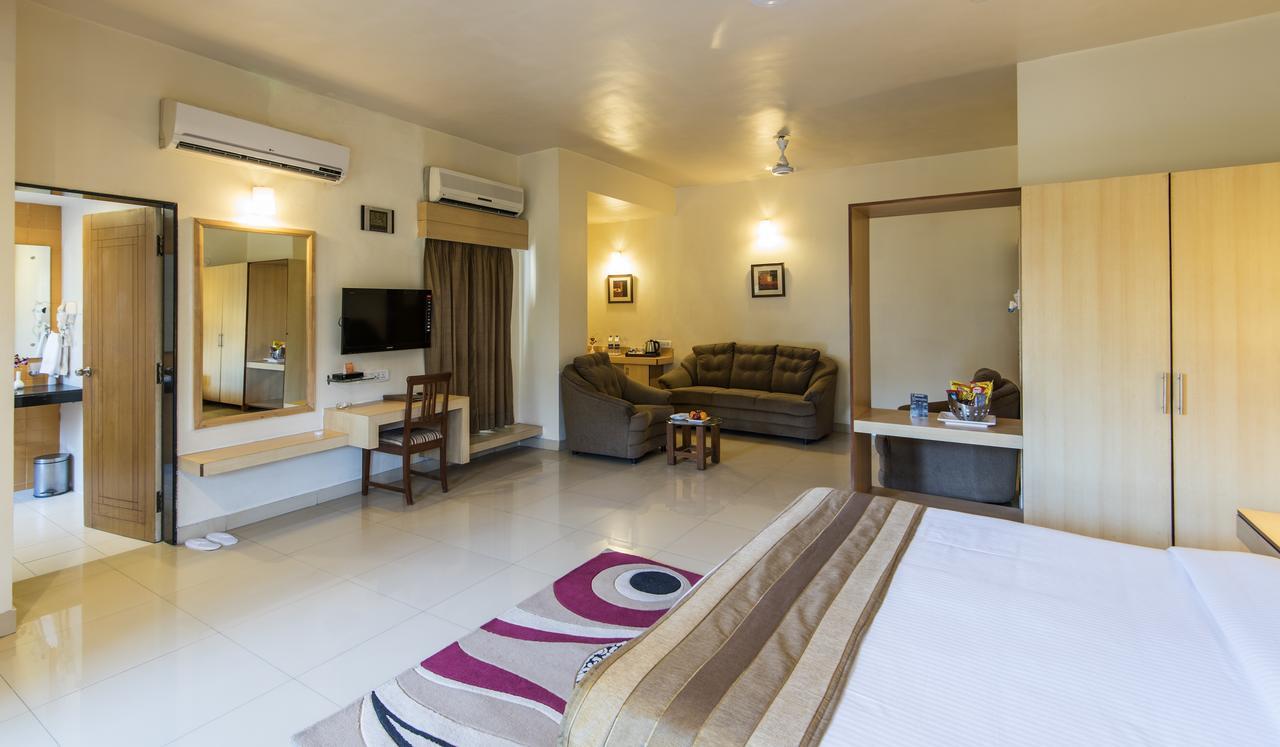 Hotel Phoenix Koregaon Park Poona Buitenkant foto