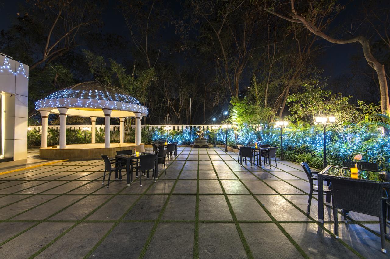 Hotel Phoenix Koregaon Park Poona Buitenkant foto