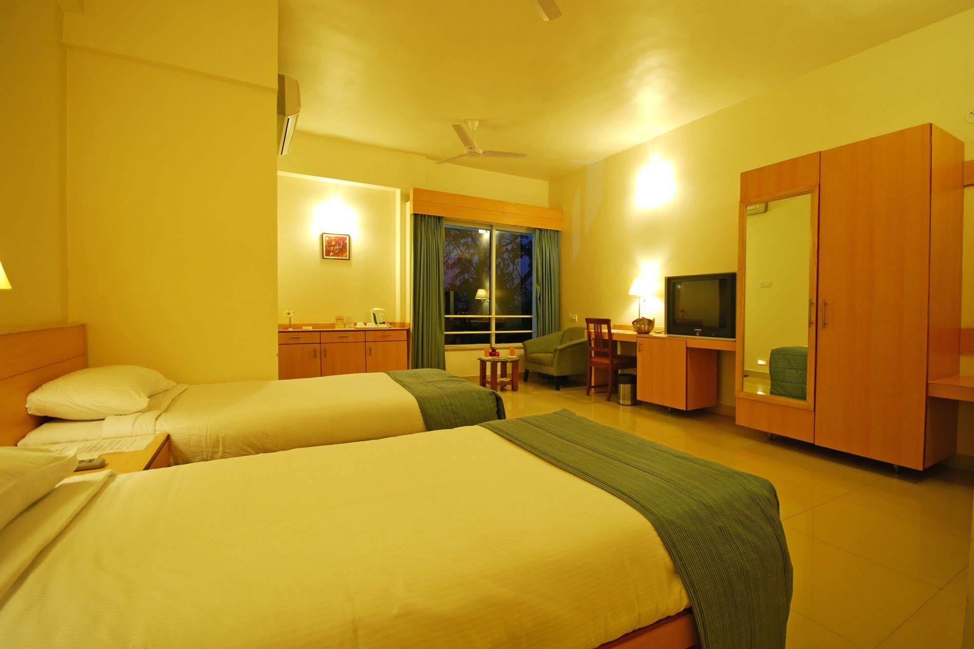 Hotel Phoenix Koregaon Park Poona Buitenkant foto