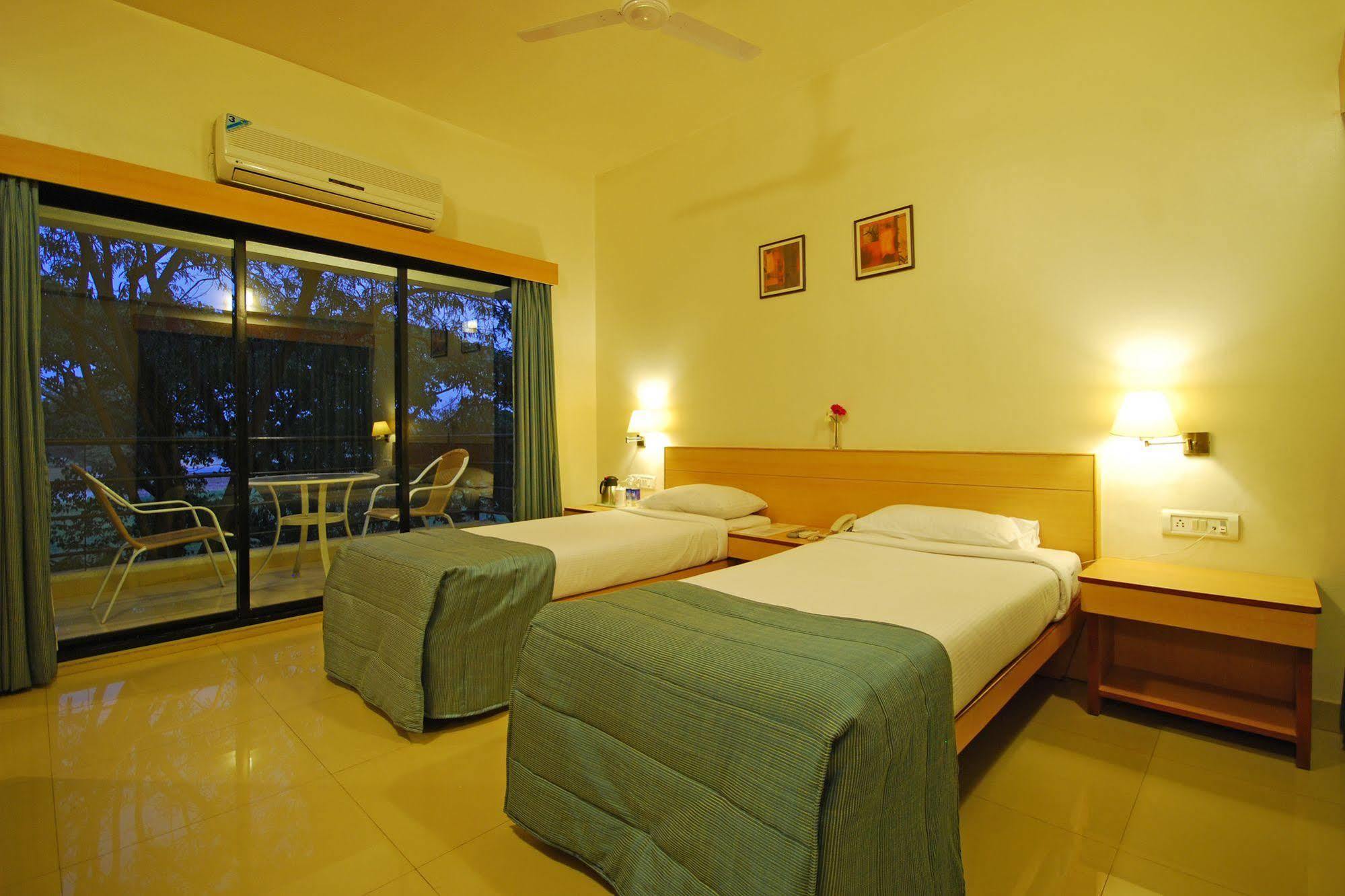 Hotel Phoenix Koregaon Park Poona Buitenkant foto