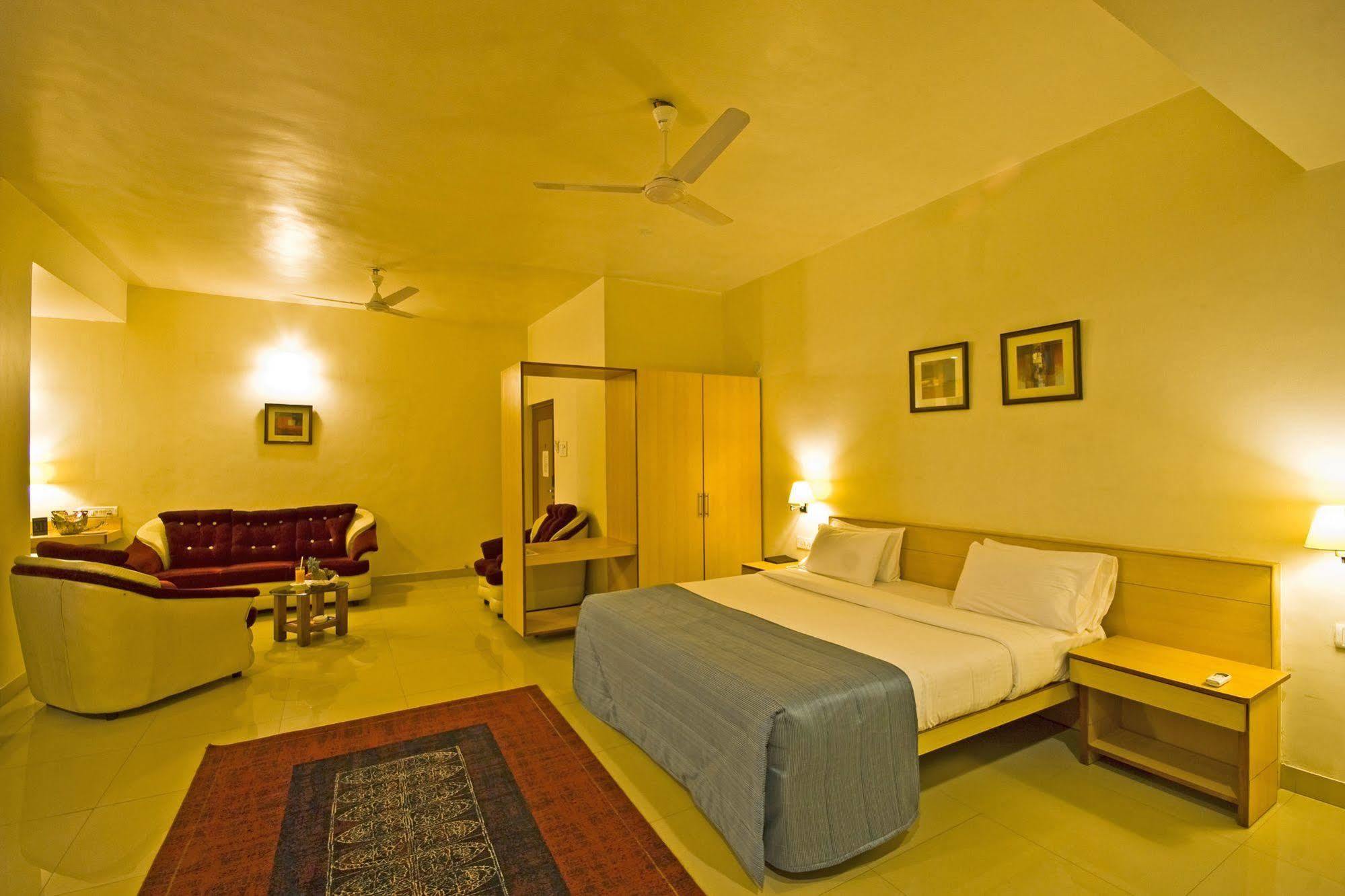 Hotel Phoenix Koregaon Park Poona Buitenkant foto