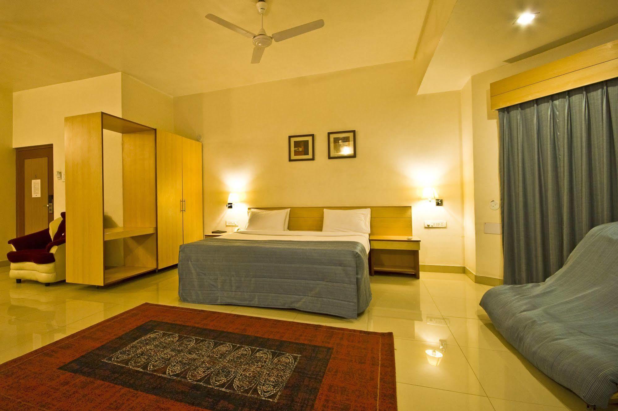 Hotel Phoenix Koregaon Park Poona Buitenkant foto
