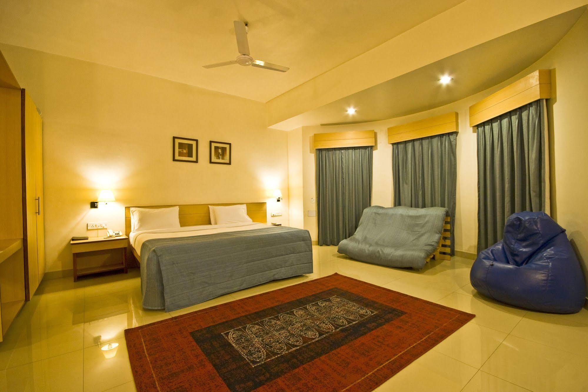 Hotel Phoenix Koregaon Park Poona Buitenkant foto