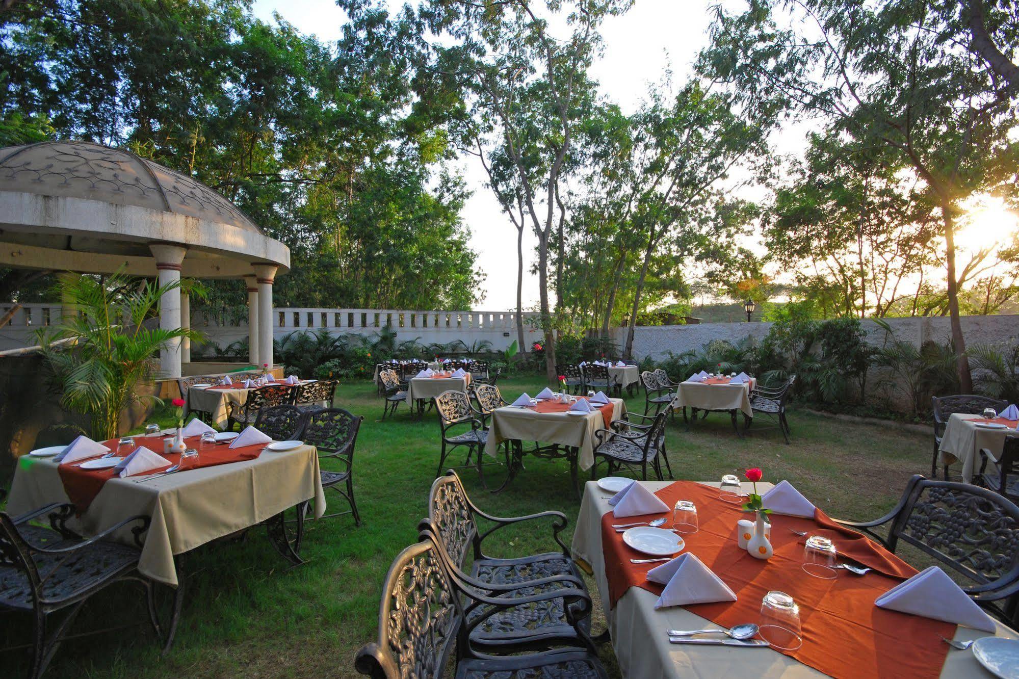 Hotel Phoenix Koregaon Park Poona Buitenkant foto