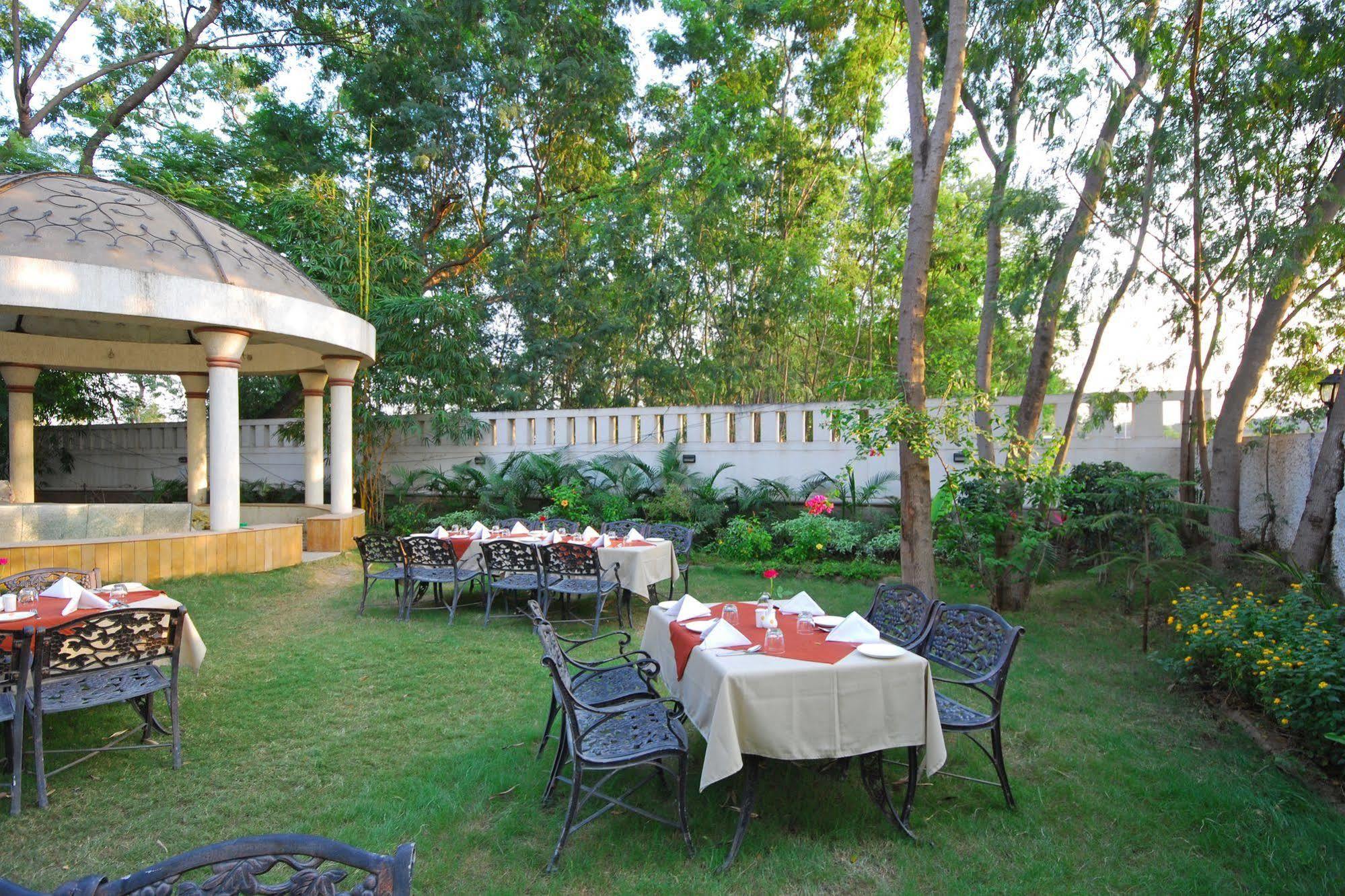 Hotel Phoenix Koregaon Park Poona Buitenkant foto