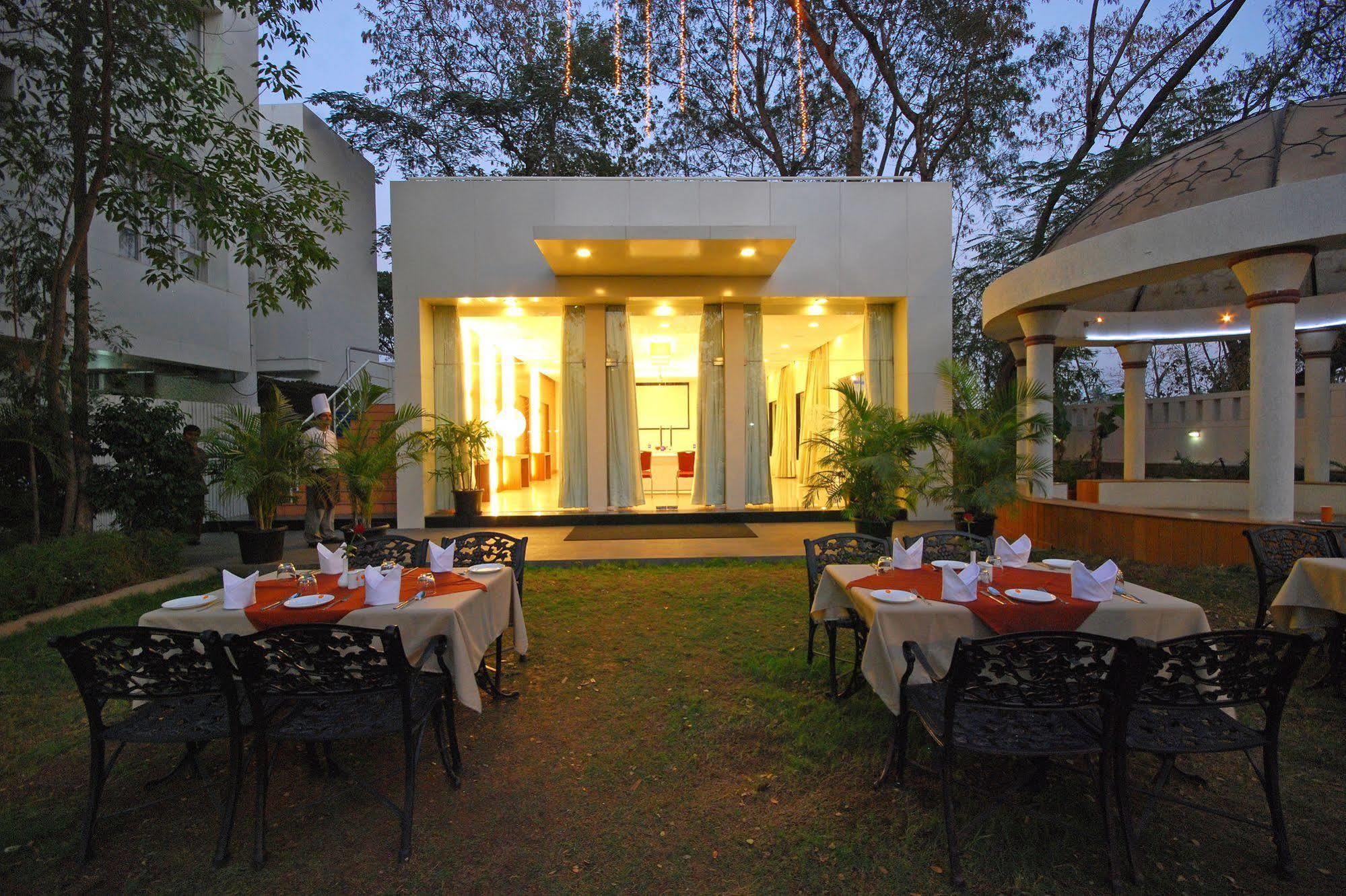 Hotel Phoenix Koregaon Park Poona Buitenkant foto